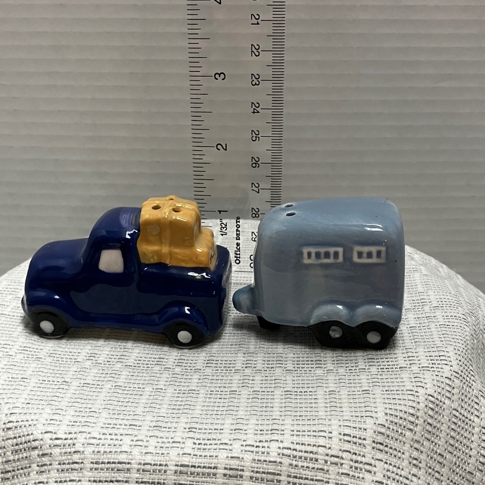 Blue Truck and Camper Salt and Pepper Shakers - Picture 3 of 9